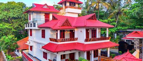 Am Strand, schwarzer Sandstrand, Sonnenschirme