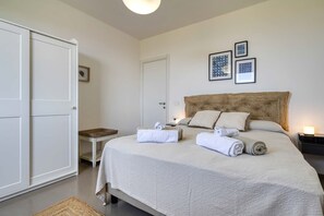 2 bedrooms, iron/ironing board, WiFi, bed sheets - Villa Zabbara (Favignana)