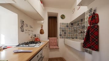 Frigorifero, forno, piano cottura, macchina per tè/caffè