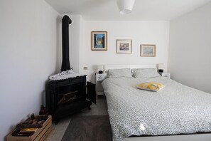 2 bedrooms, WiFi, bed sheets - Relais Marmore with Jacuzzi for 2, wood stove in room and pets allowed (Ferentillo)