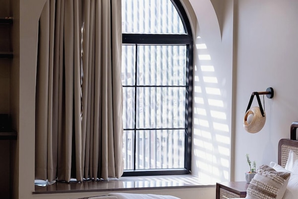 Dobbeltrom – deluxe, balkong | Skrivebord for bærbar PC, wi-fi (inkludert) og sengetøy