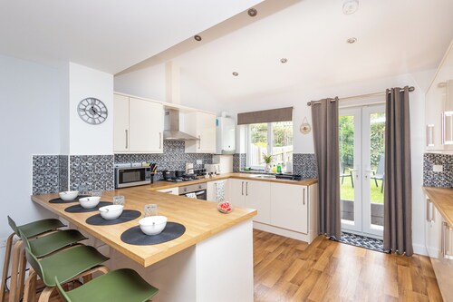 Greenwood - 4 Bed Home With Parking & Fast Wi-Fi