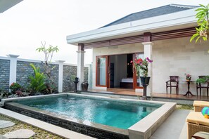A modern house with a swimming pool, a patio area with outdoor furniture, and a garden with various plants. - Darta Ubud Rice Field Villas by EPS (Ubud)