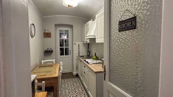 Stort kylskåp, spishäll, espressobryggare och kaffe- och tebryggare