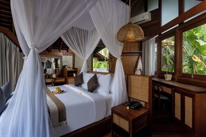 Deluxe Villa, 1 King Bed, Pool View