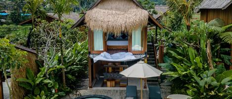 Romanttinen huvila, näköala uima-altaalle | Rakennuksen muotoilu