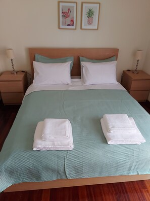 2 bedrooms, iron/ironing board, WiFi, bed sheets - Eolia,2-bedroom apt with panoramic view of the charming Chania and WiFi+AC (Chania)