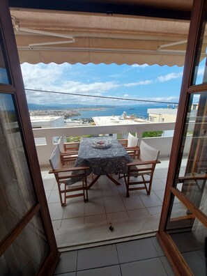 Outdoor dining - Eolia,2-bedroom apt with panoramic view of the charming Chania and WiFi+AC (Chania)