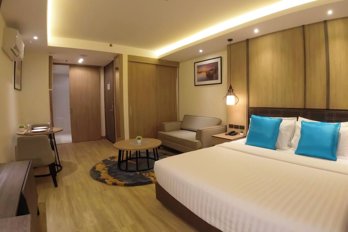 Kamar Double, 1 Tempat Tidur Twin Besar, pemandangan kota | Brankas, meja kerja, ruang kerja ramah laptop, dan tirai kedap cahaya