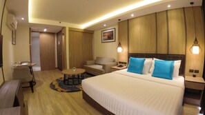Habitación doble, 1 cama individual grande, vista a la ciudad | Caja de seguridad en la habitación y escritorio