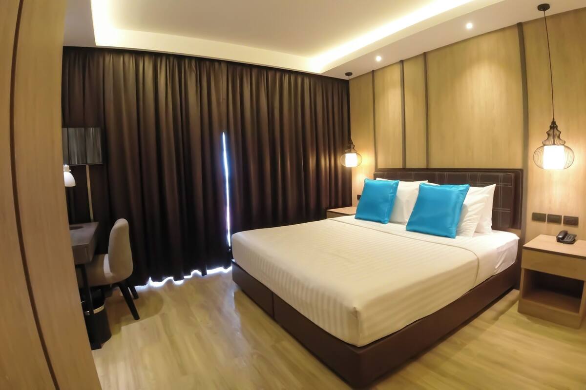 Studio, 1 Tempat Tidur King, pemandangan kota | Brankas, meja kerja, ruang kerja ramah laptop, dan tirai kedap cahaya