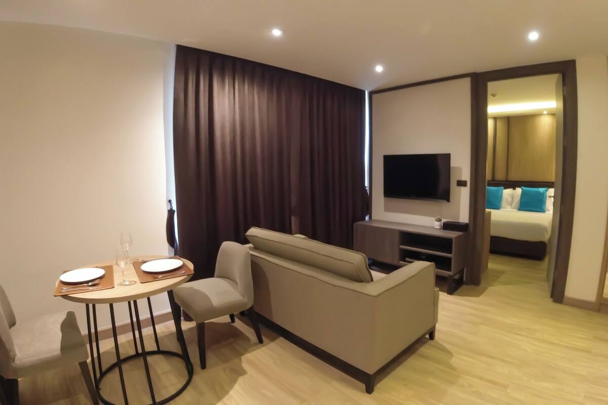 Suite, 1 cama King size, baño privado, vista a la ciudad | Caja de seguridad en la habitación y escritorio