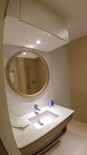 Estudio, 1 cama King size, vista a la ciudad | Baño | Secadora de cabello, toallas, jabón, shampoo