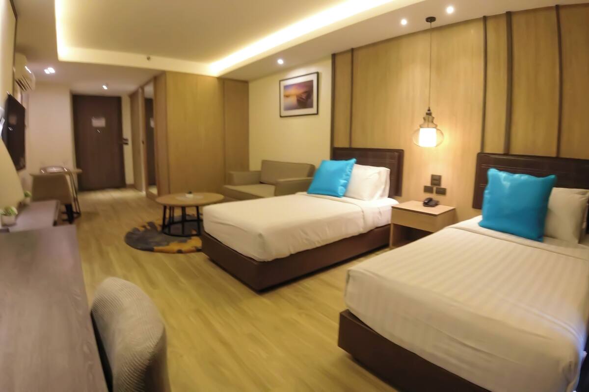 Kamar Double atau Twin, 2 Tempat Tidur Twin, kamar mandi pribadi, pemandangan kota | Brankas, meja kerja, ruang kerja ramah laptop, dan tirai kedap cahaya