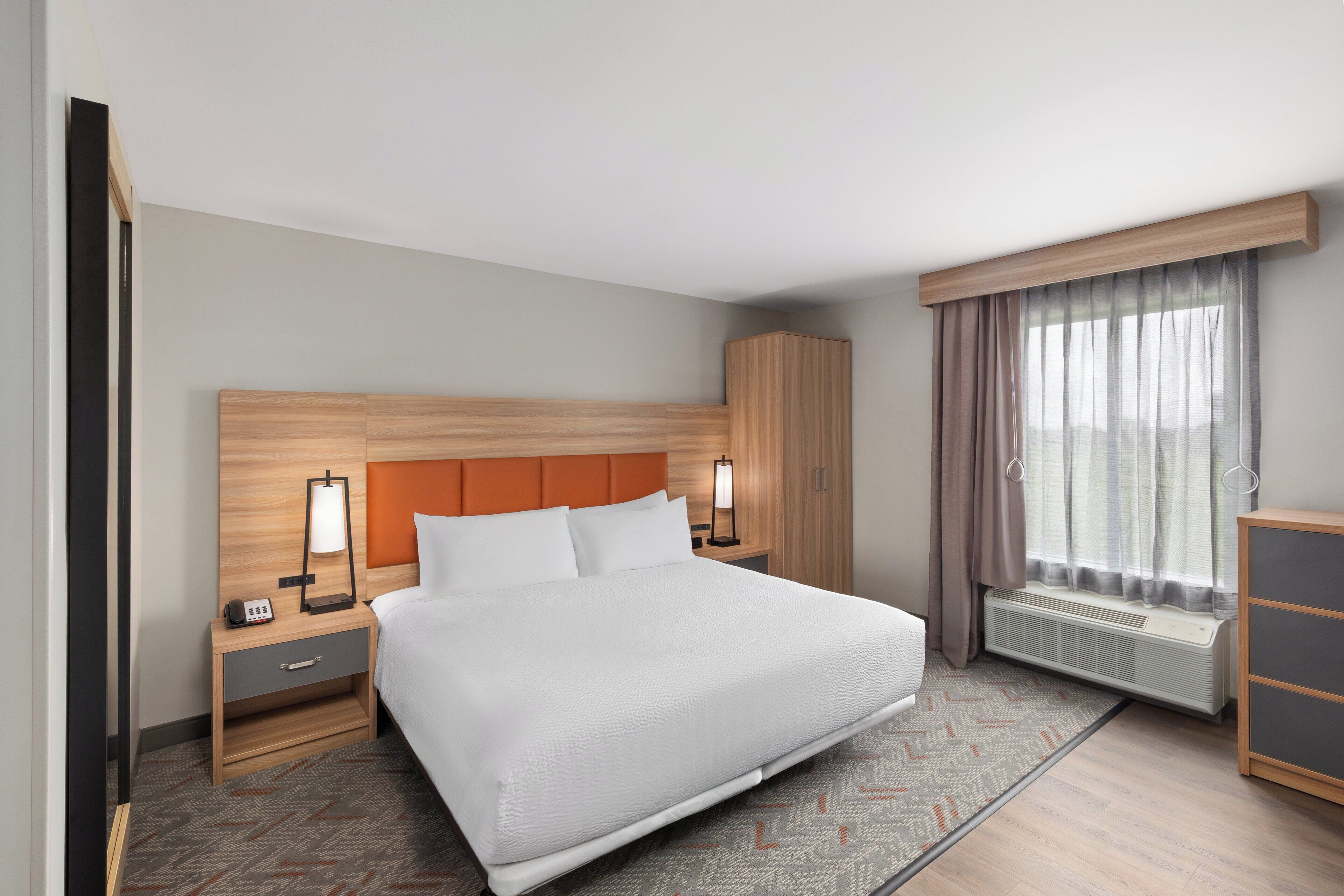 Ropa de cama de alta calidad, camas con pillow-top y escritorio 