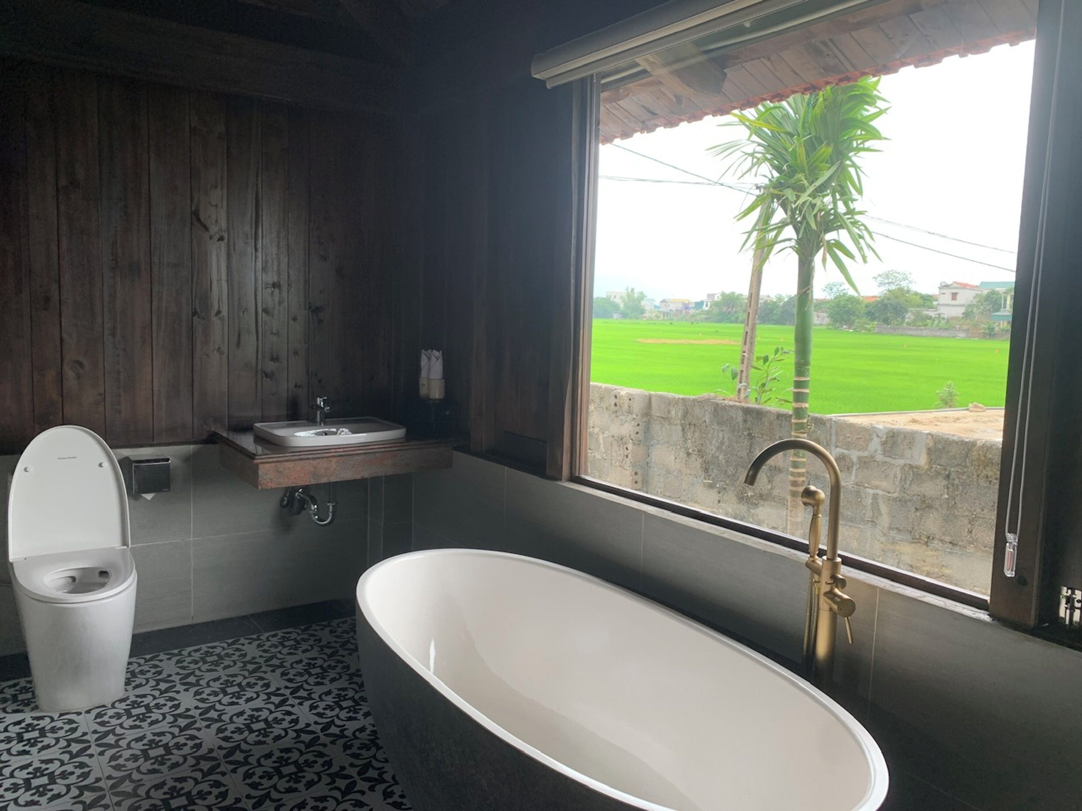 Bungalow Deluxe, 1 chambre | Salle de bain | Douche, articles de toilette gratuits, sèche-cheveux