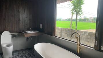 Bungalow Deluxe, 1 chambre | Salle de bain | Douche, articles de toilette gratuits, sèche-cheveux