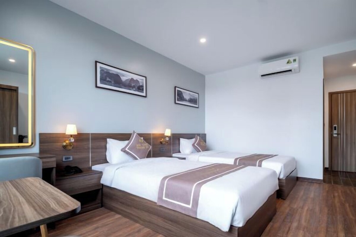 Premium bedding, desk, WiFi (free), bed sheets