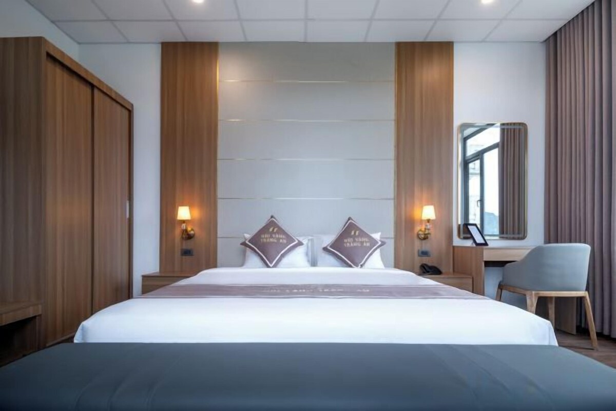 Premium bedding, desk, WiFi (free), bed sheets