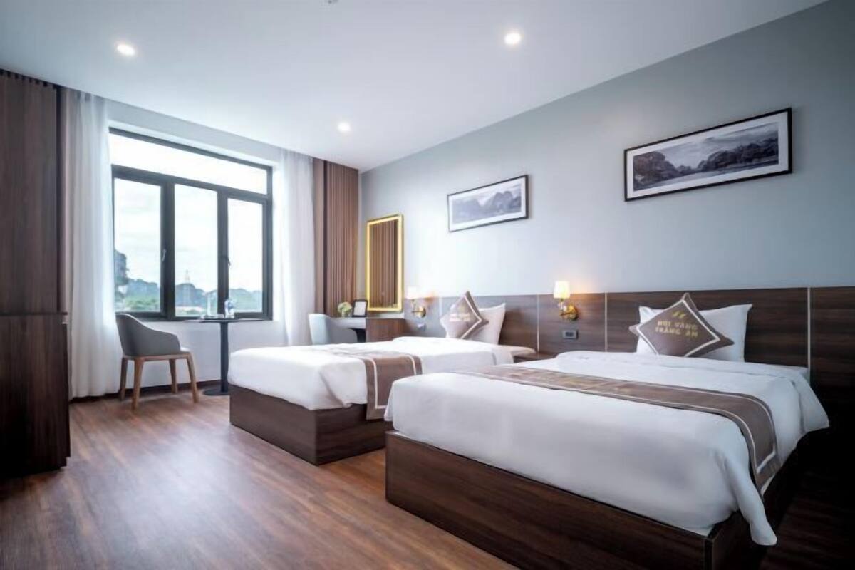 Premium bedding, desk, WiFi (free), bed sheets