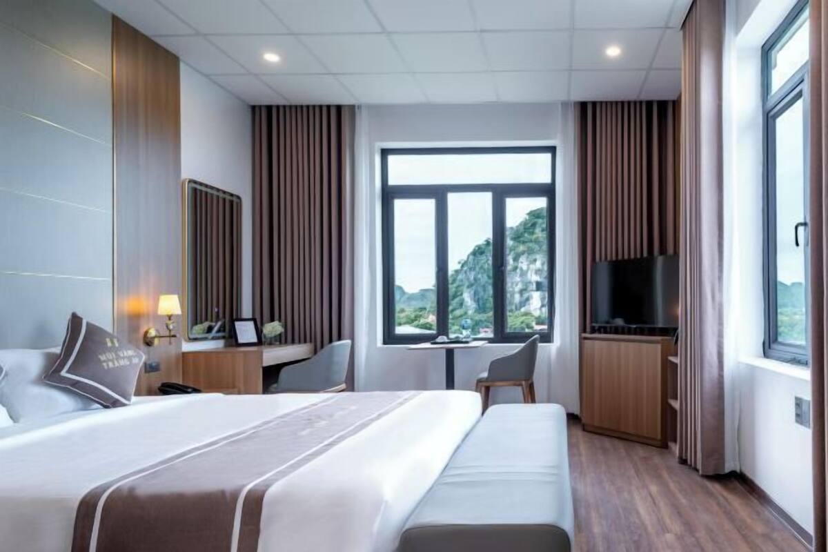 Premium bedding, desk, WiFi (free), bed sheets