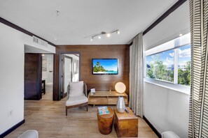 42-inch plasma TV with cable channels - The Shoreline Suites (Miami Beach)