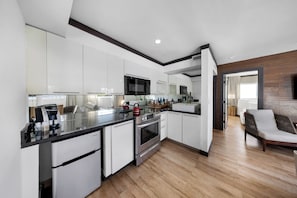 Fridge, microwave, oven, stovetop - The Shoreline Suites (Miami Beach)