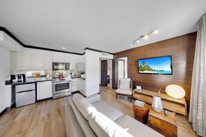 42-inch plasma TV with cable channels - The Shoreline Suites (Miami Beach)