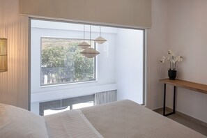 2 makuuhuonetta, työpöytä, silitysrauta/-lauta, vauvan matkasänky