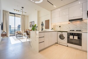 Frigorifero, microonde, forno, piano cottura