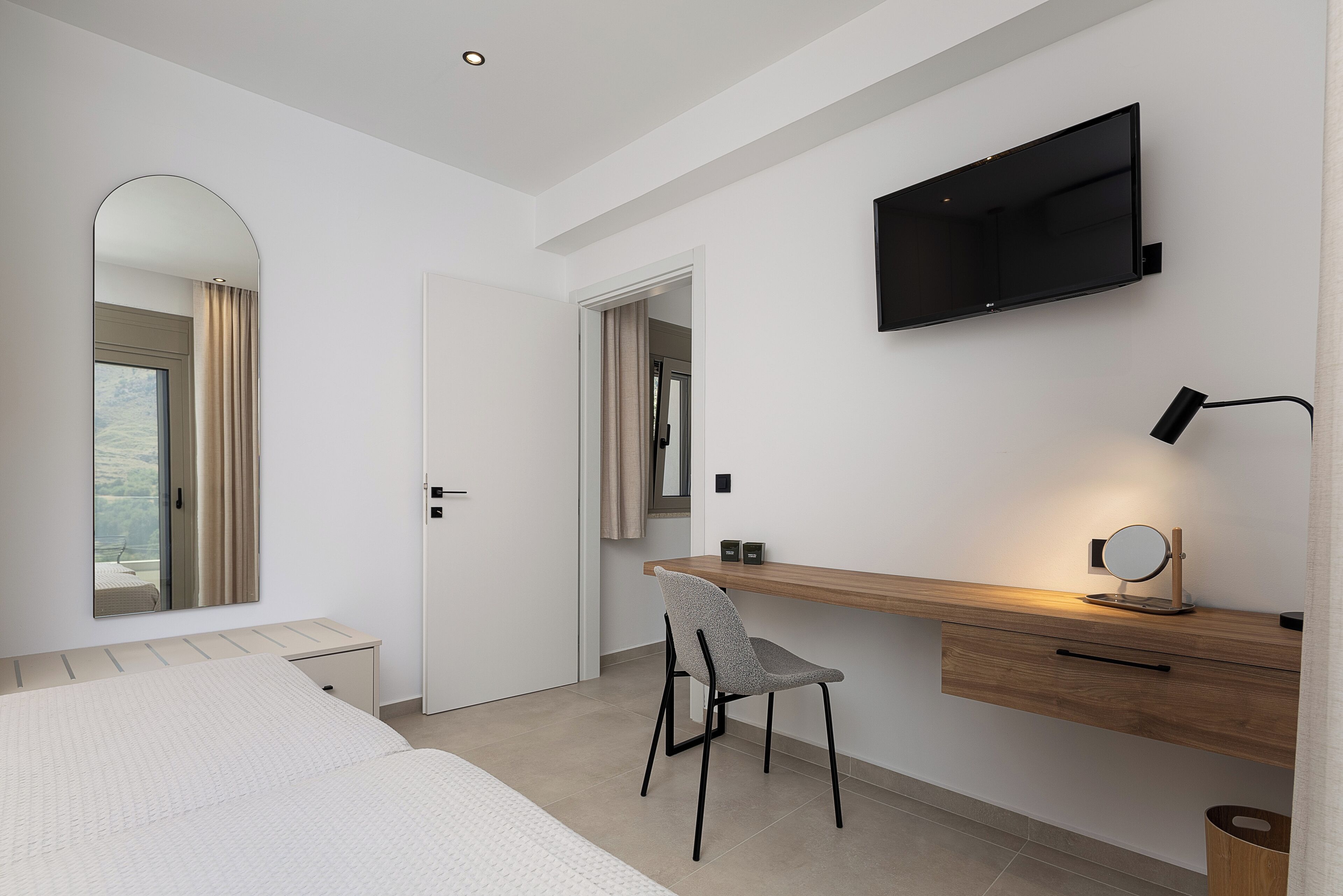 2 habitaciones, escritorio y tabla de planchar con plancha 