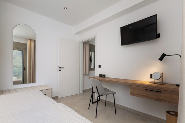 2 habitaciones, escritorio y tabla de planchar con plancha 