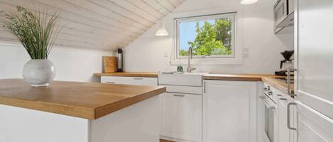 Kjøleskap, ovn, kokeplater og oppvaskmaskin