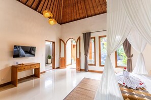 Romantic Villa, Garden View