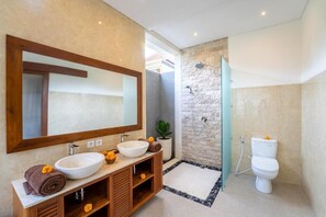 Baignoire et douche séparées, peignoirs, bidet, serviettes fournies