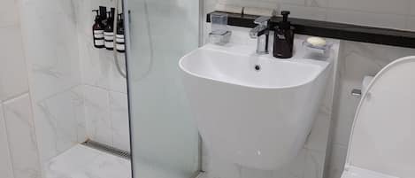 Hårføner, håndklær, såpe og toalettpapir