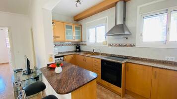 Frigorífico, microondas, horno y lavavajillas