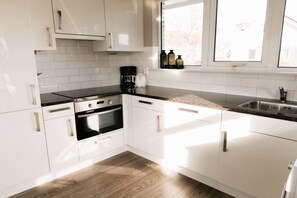 Fridge, microwave, oven, stovetop - Holiday home Satijnduiker (Makkum)