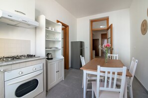 Réfrigérateur, un four, surface de cuisson, grille-pain