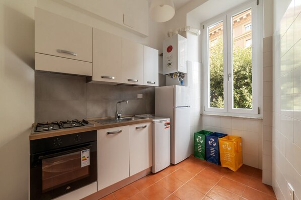 Fridge, oven, stovetop, dishwasher