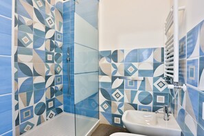 Douche, sèche-cheveux, bidet, serviettes fournies