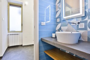 Shower, hair dryer, bidet, towels