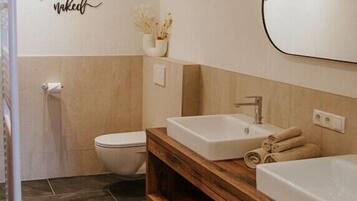 Een douche, handdoeken