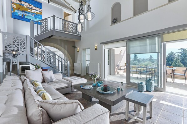 Smart TV, caminetto, libri, impianto stereo