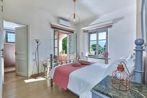 4 bedrooms, iron/ironing board, travel cot, free WiFi - Vintage Charm Meets Modern Comfort (Chania)