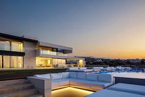 Terrace/patio - Sculpted by Nature, Defined by Sophistication: by etouri (Chania)