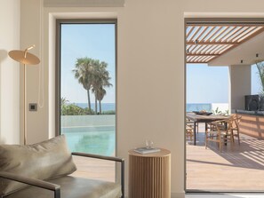 Televisión, videojuegos, mesa de ping pong, estéreo