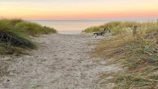 A sandy path leading to a bench by the beach at sunset. - Charming Attic Retreat, Usedom (Usedom)