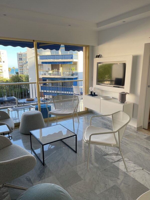 Smart TV, books, stereo