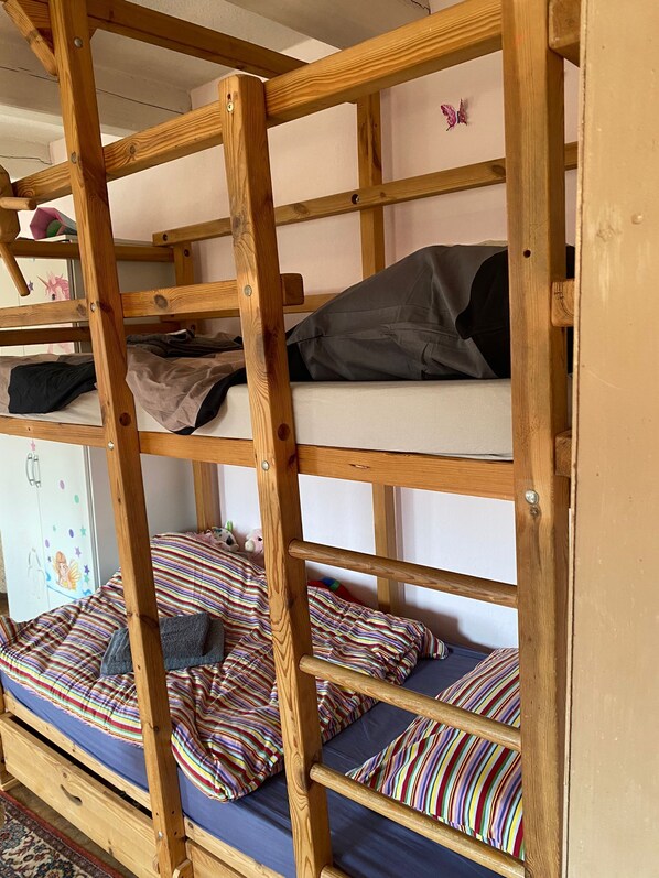 4 bedrooms, WiFi, bed sheets